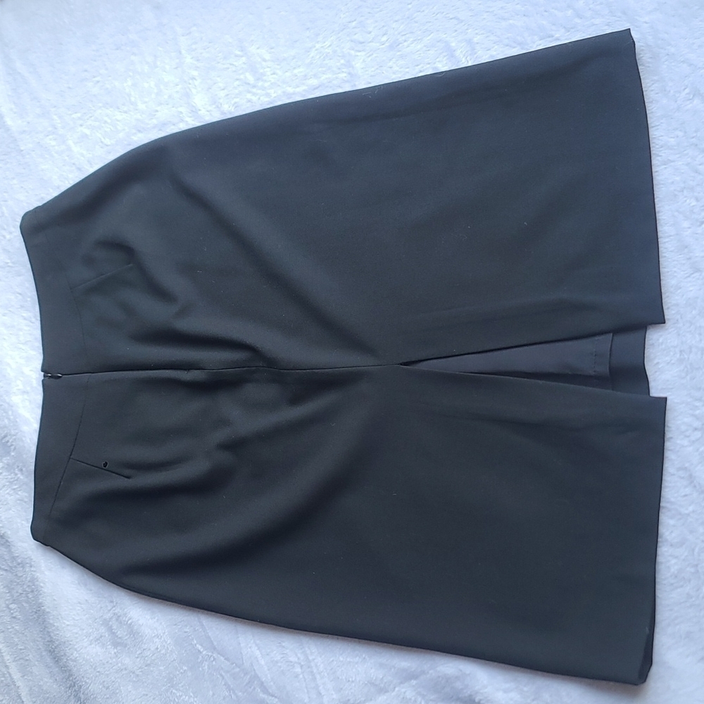 Banana Republic Black Pencil Skirt | Size 2 | Italian Wool | Stretch and Zip Up - Picture 3 of 6